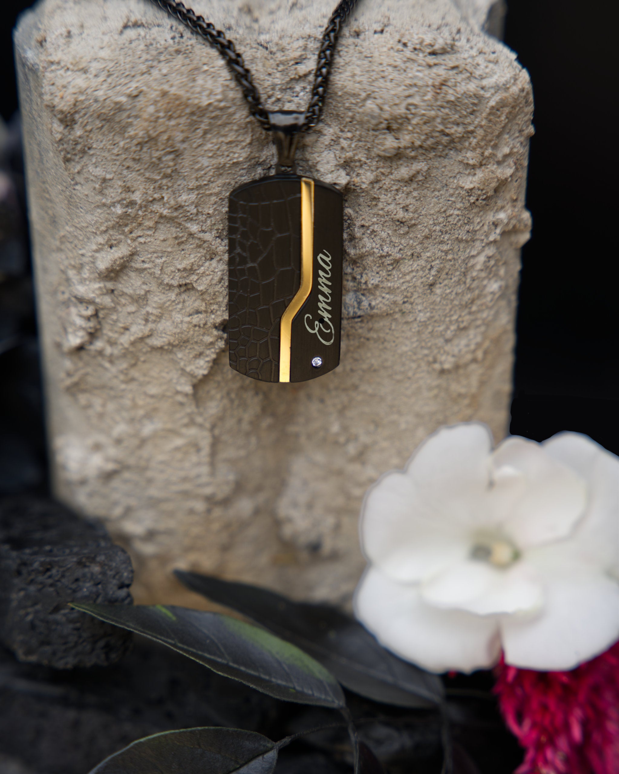 Timeless Black Gold Zirkon – Gebürsteter Edelstahl-Anhänger